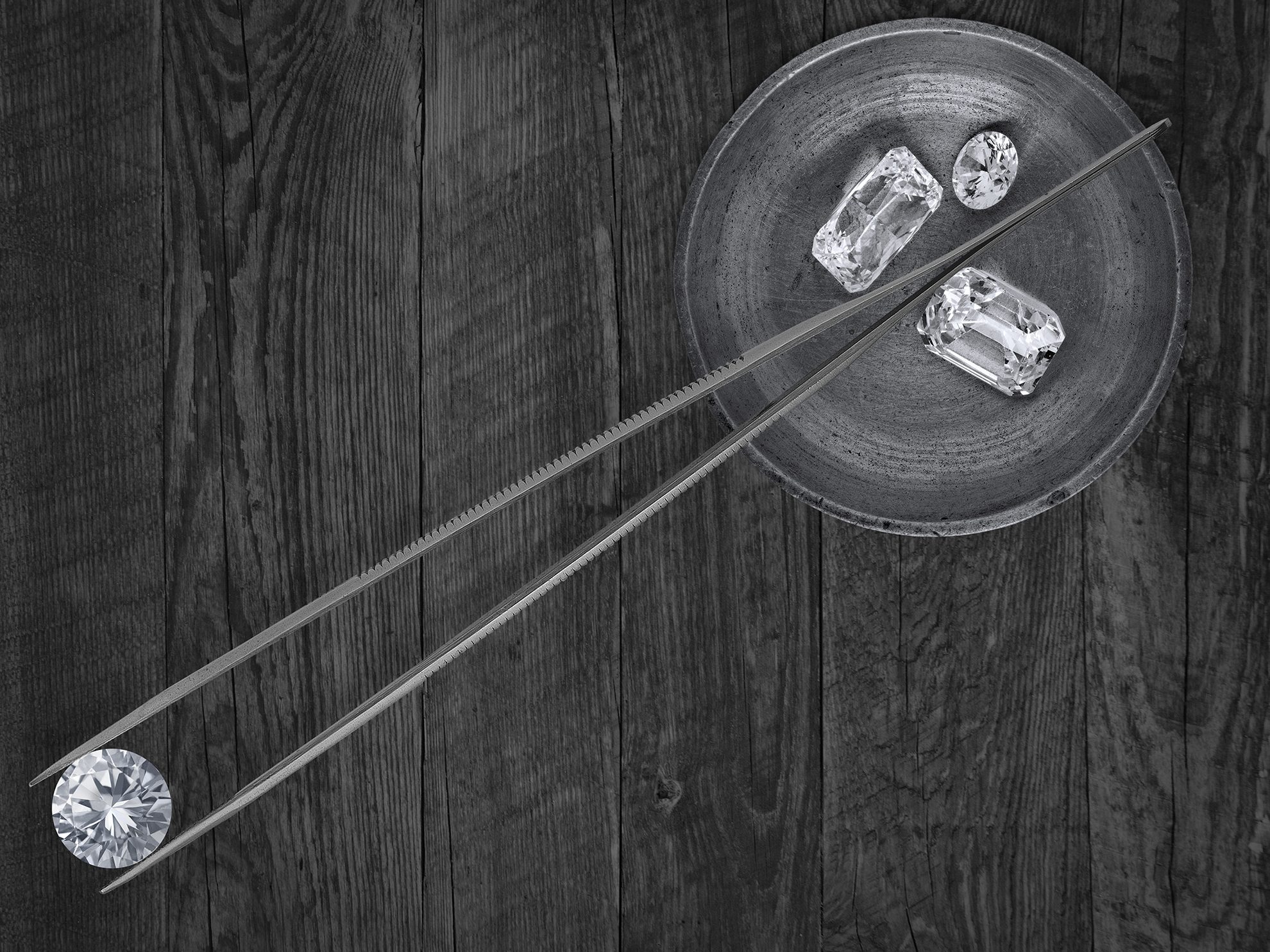 diamonds in a working tray and tweezers